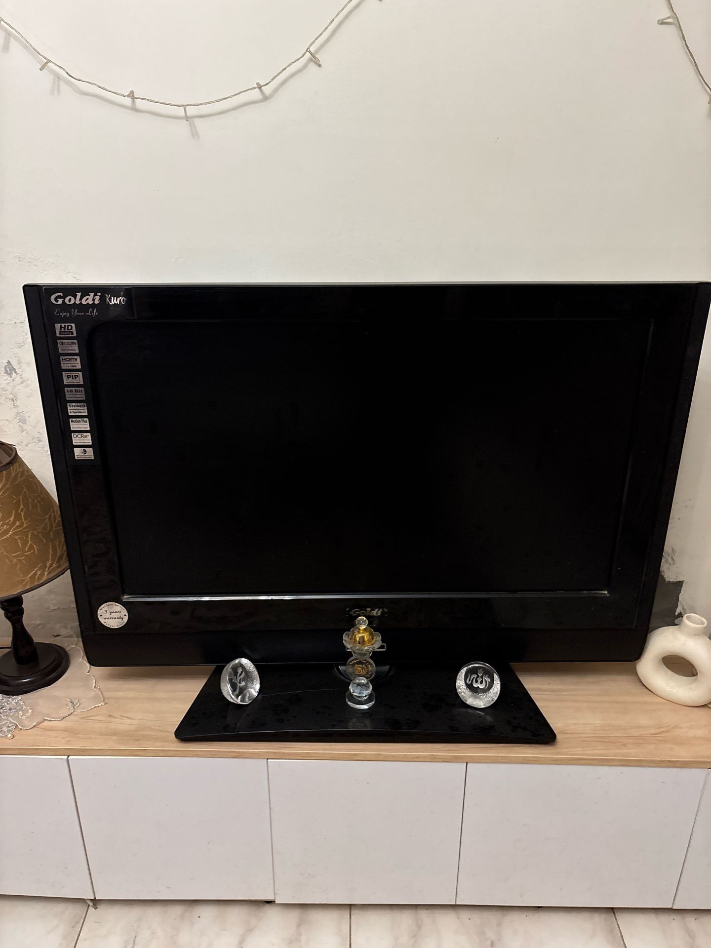 Goldi flat-screen 32’ TV