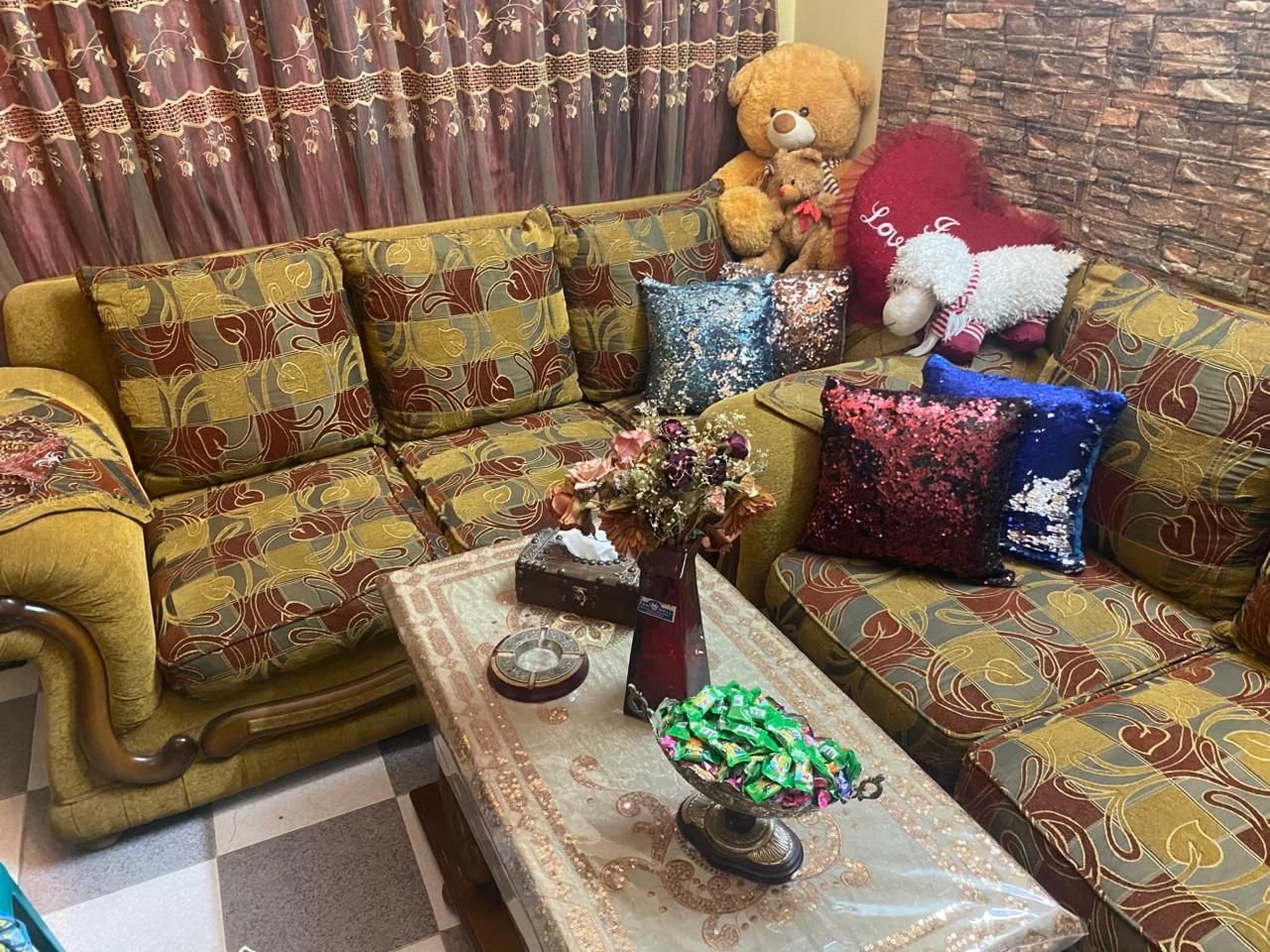 أريكة ذهبية بنمط زخرفي