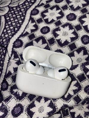 Whit Earbuds with Charging C