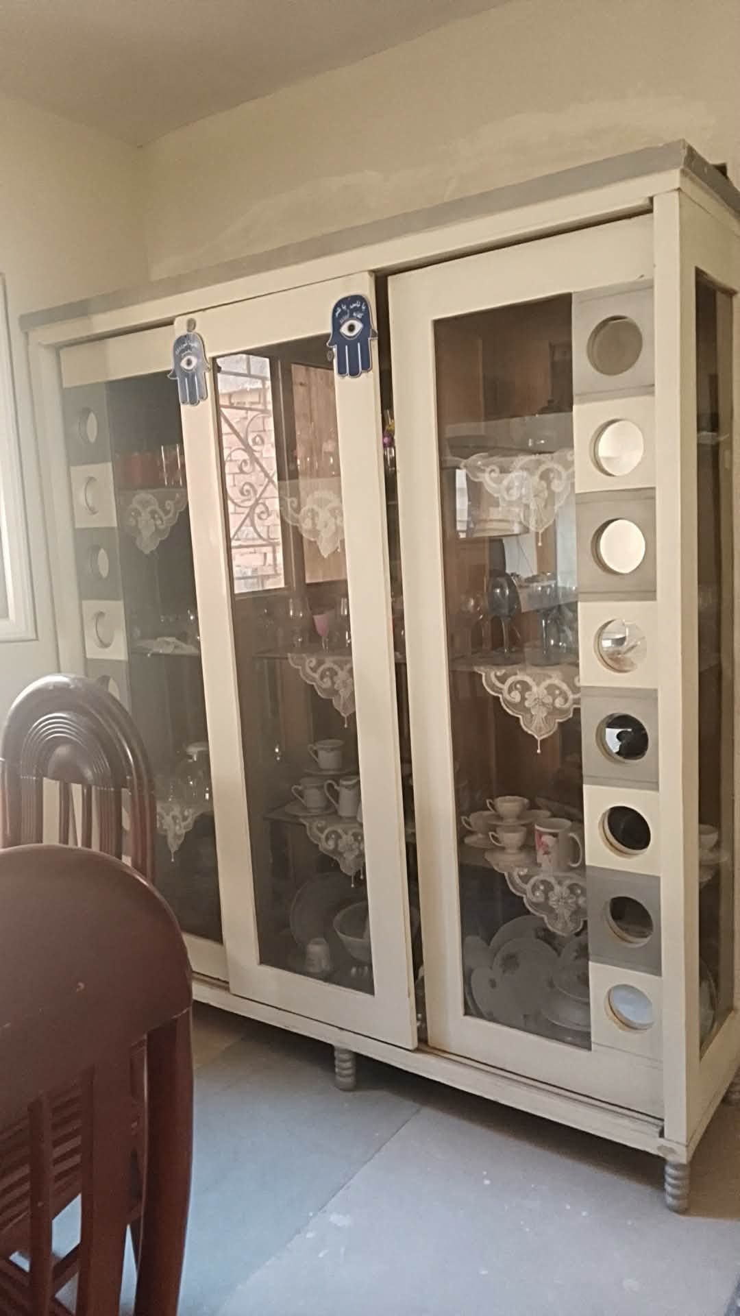 خزانة عرض بيضاء بأبواب زجاج
