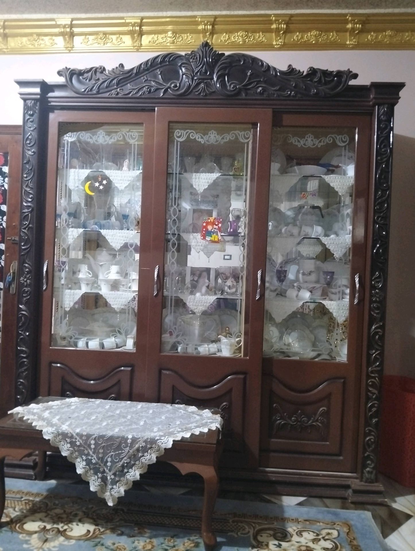 خزانة عرض خشب منقوش