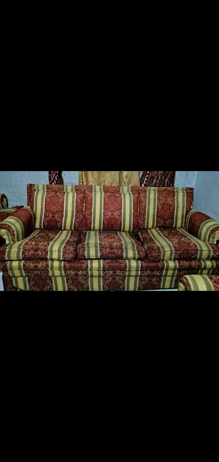 أريكة منقوشة حمراء وذهبية