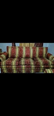 أريكة منقوشة حمراء وذهبية