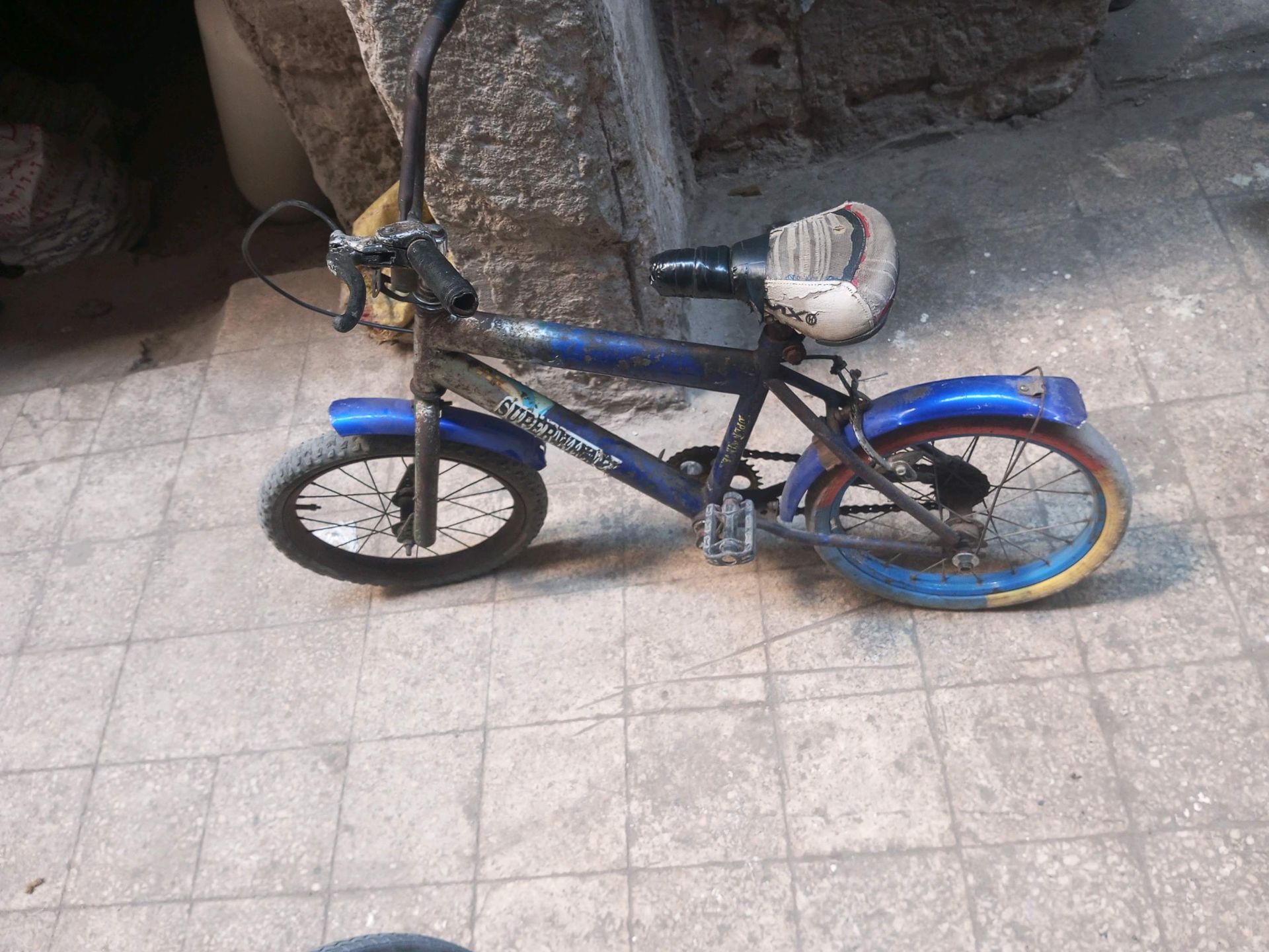 عجلة مقاس 16 بحالة جيدة