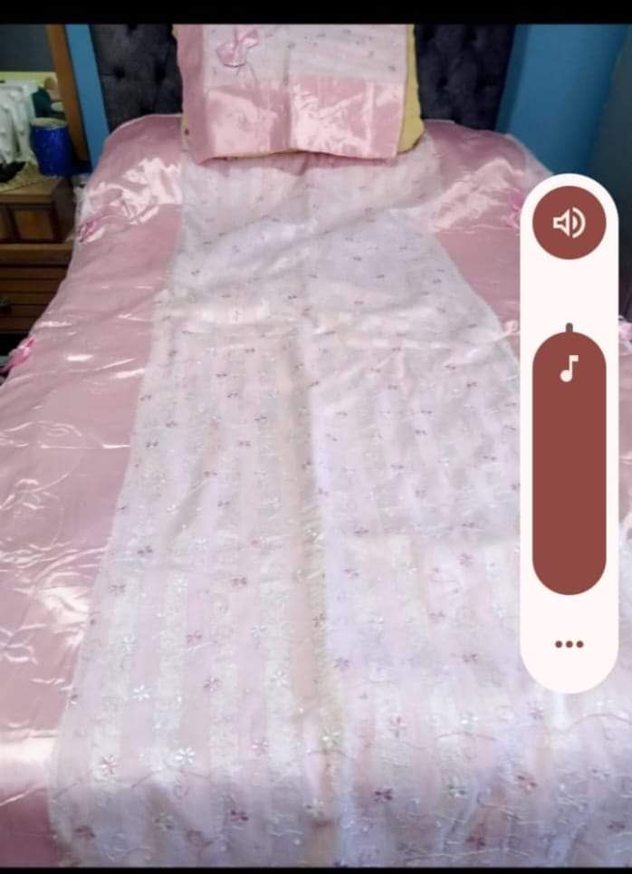 طقم سرير زهري وأبيض