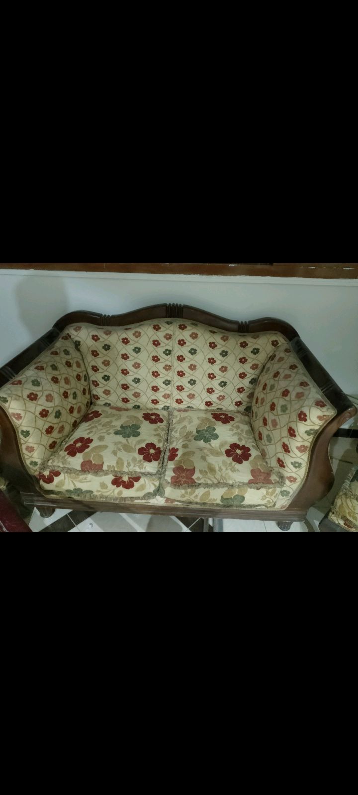 أريكة بقماش زهري وخشب