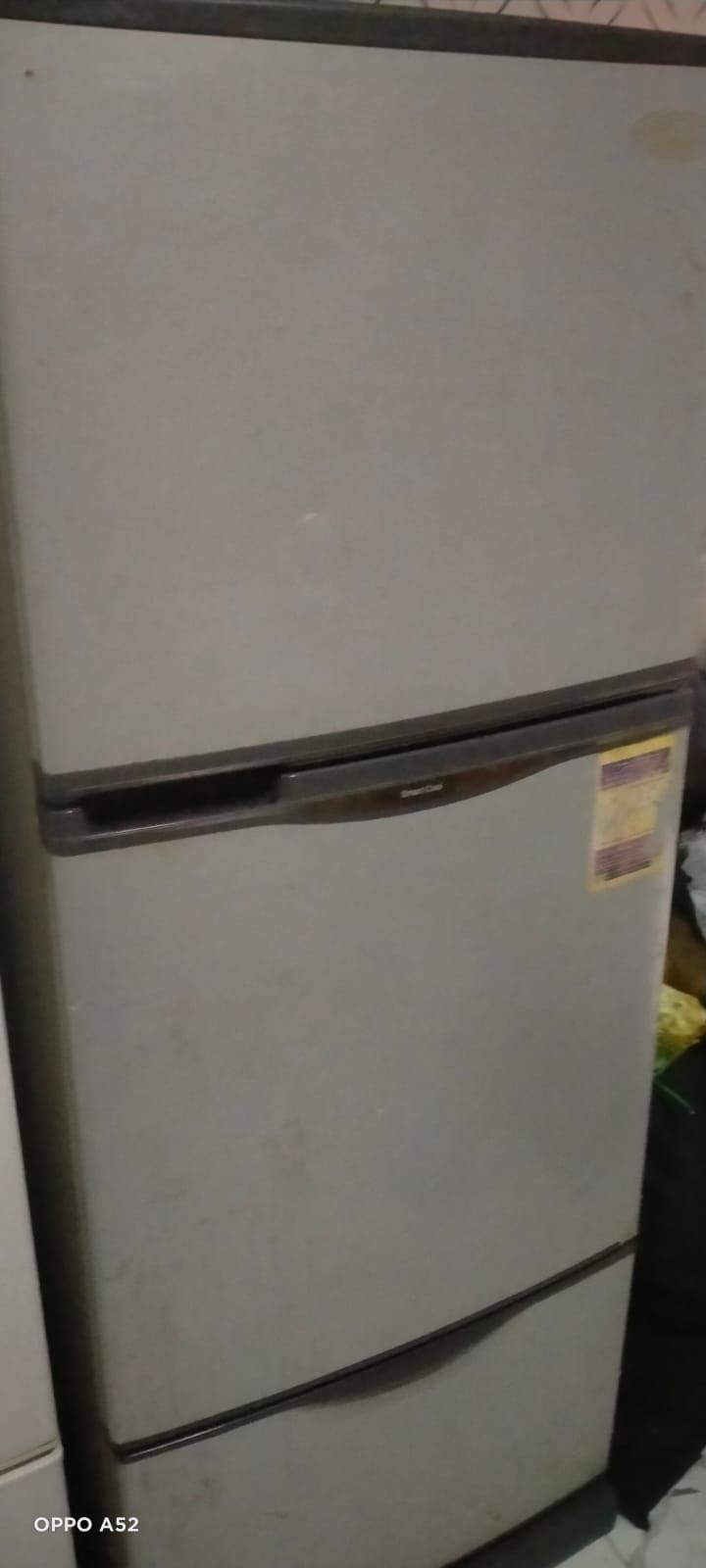 ثلاجة بباب أبيض