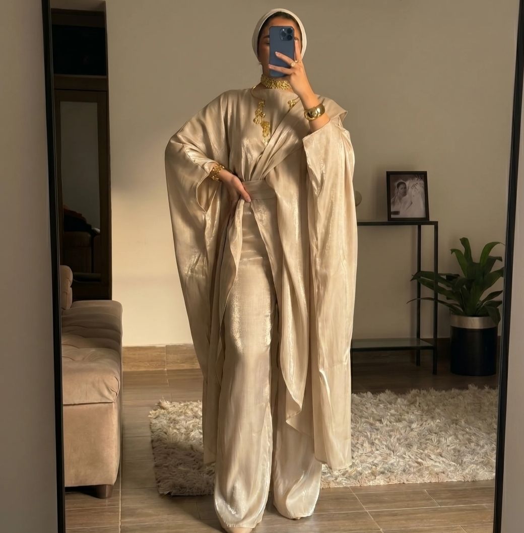 ملابس تقليدية بيج