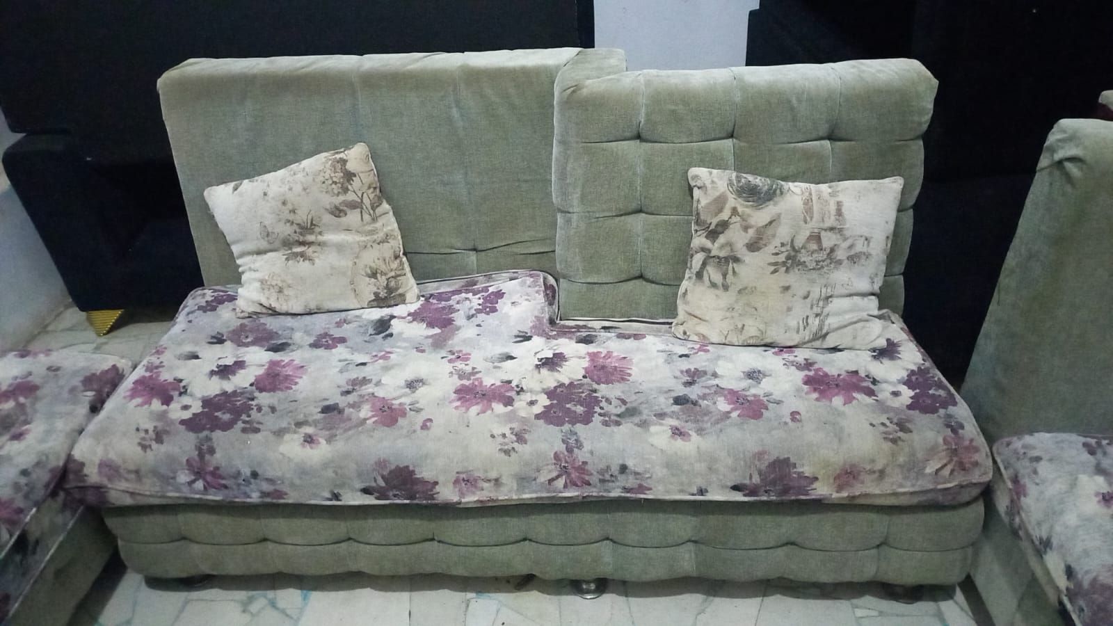 ركنه ٣ قطع و٥ كنبات لون اسود