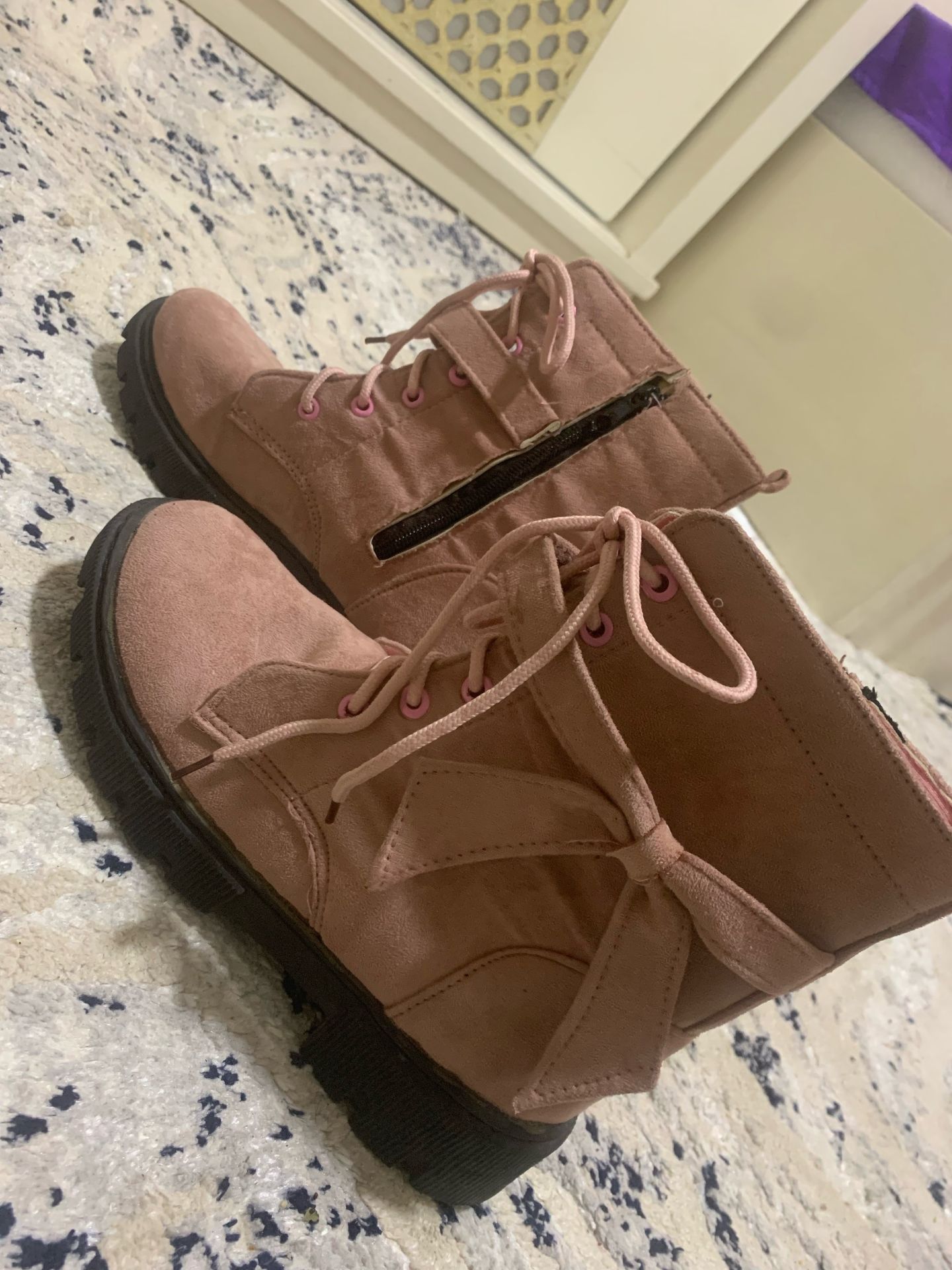 حذاء برقبة وردي