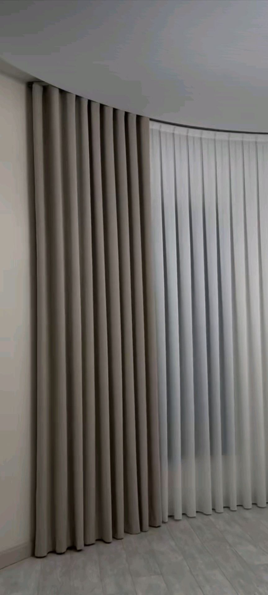 ستائر بيج وكريم مطوية