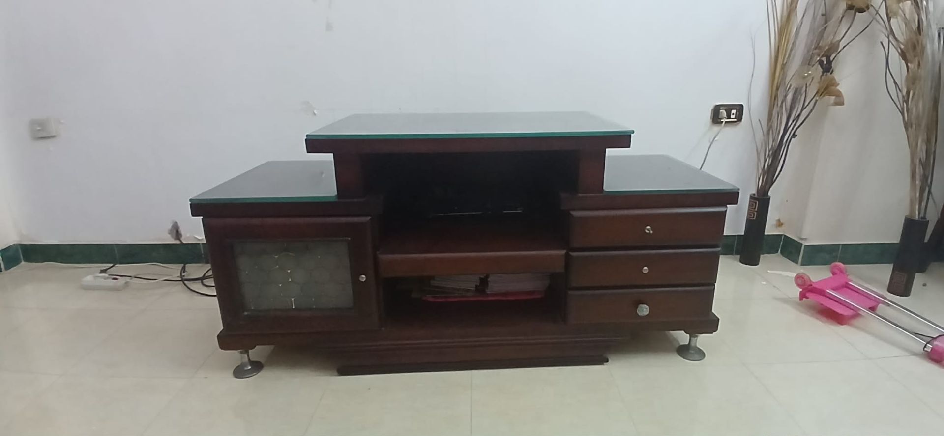 طاولة تلفاز خشب بني