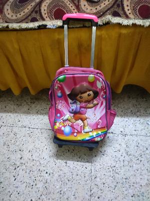 حقيبة سفر وردية للأطفال