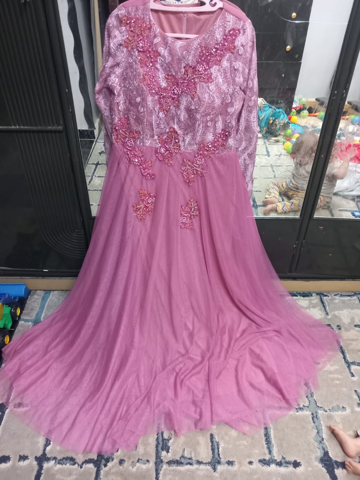 فستان سهرة بتطريز وردي
