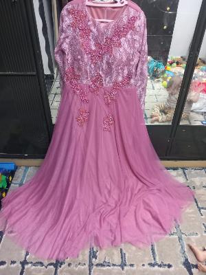 فستان سهرة بتطريز وردي