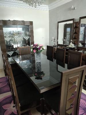 طاولة طعام بسطح زجاجي