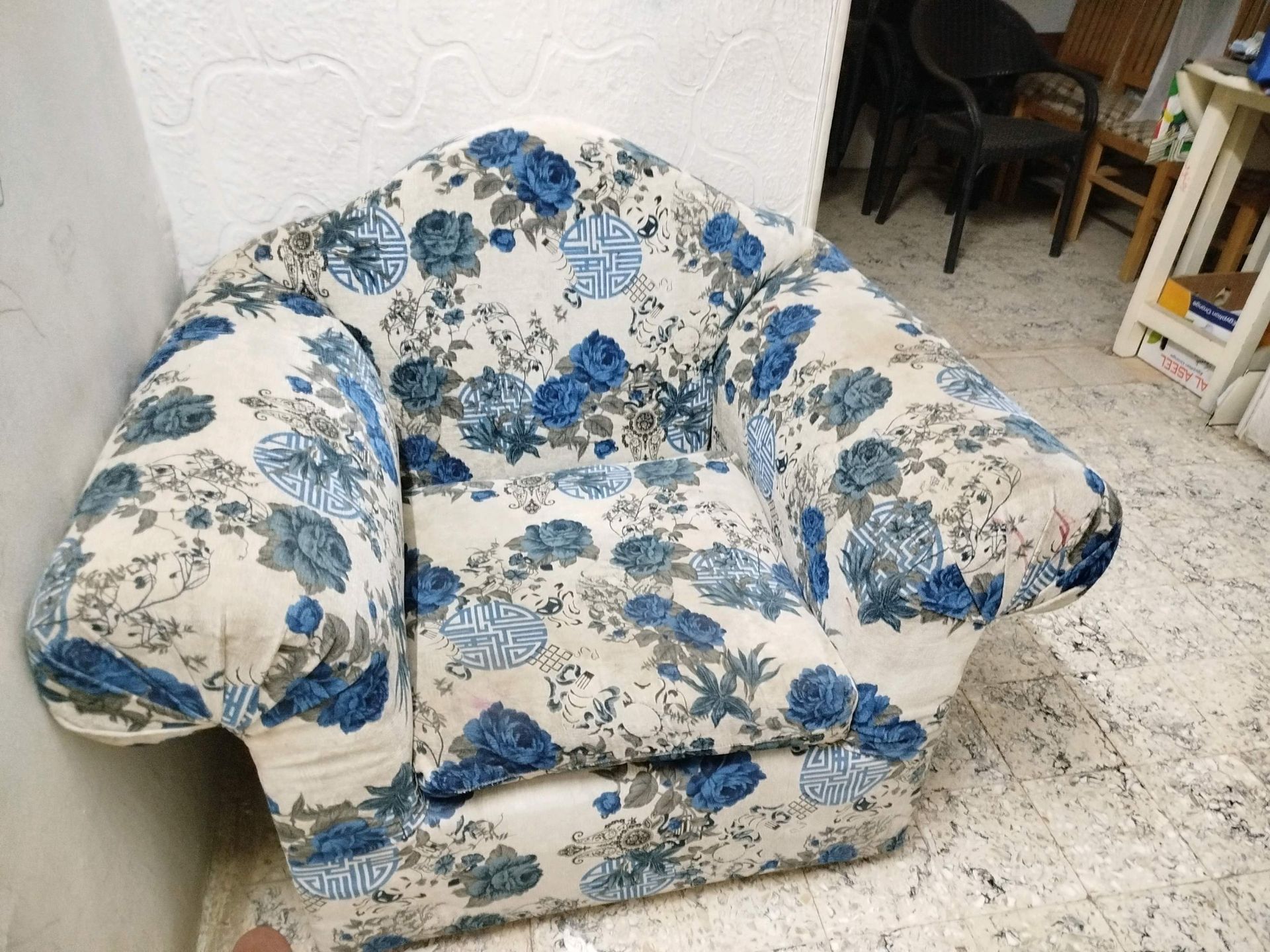 أريكة زرقاء مع وسائد مزخرفة