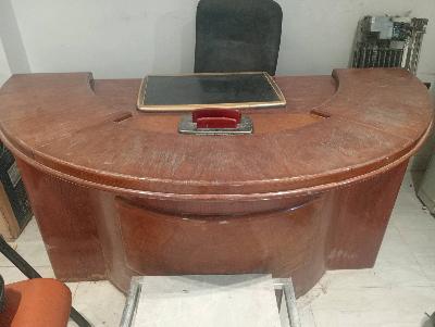 مكتب خشبي منحني