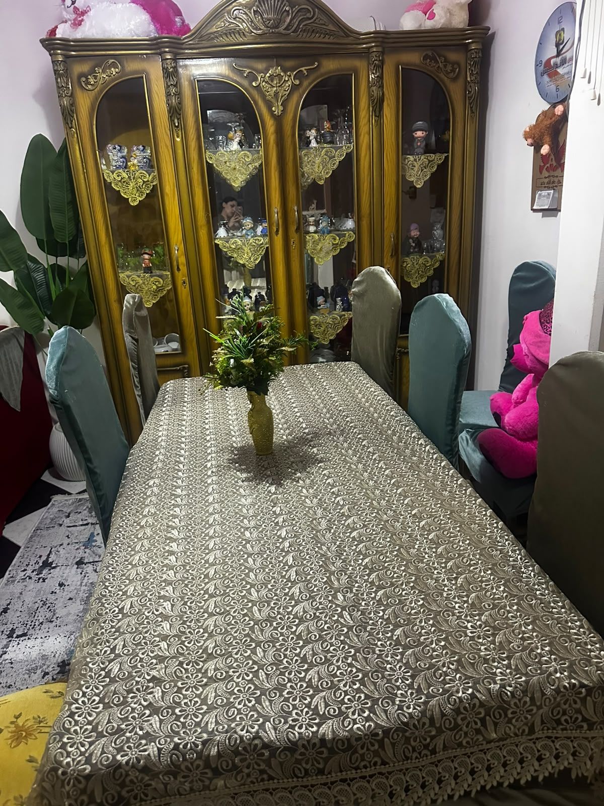 طاولة سفرة ذهبية بتصميم كلاسيكي