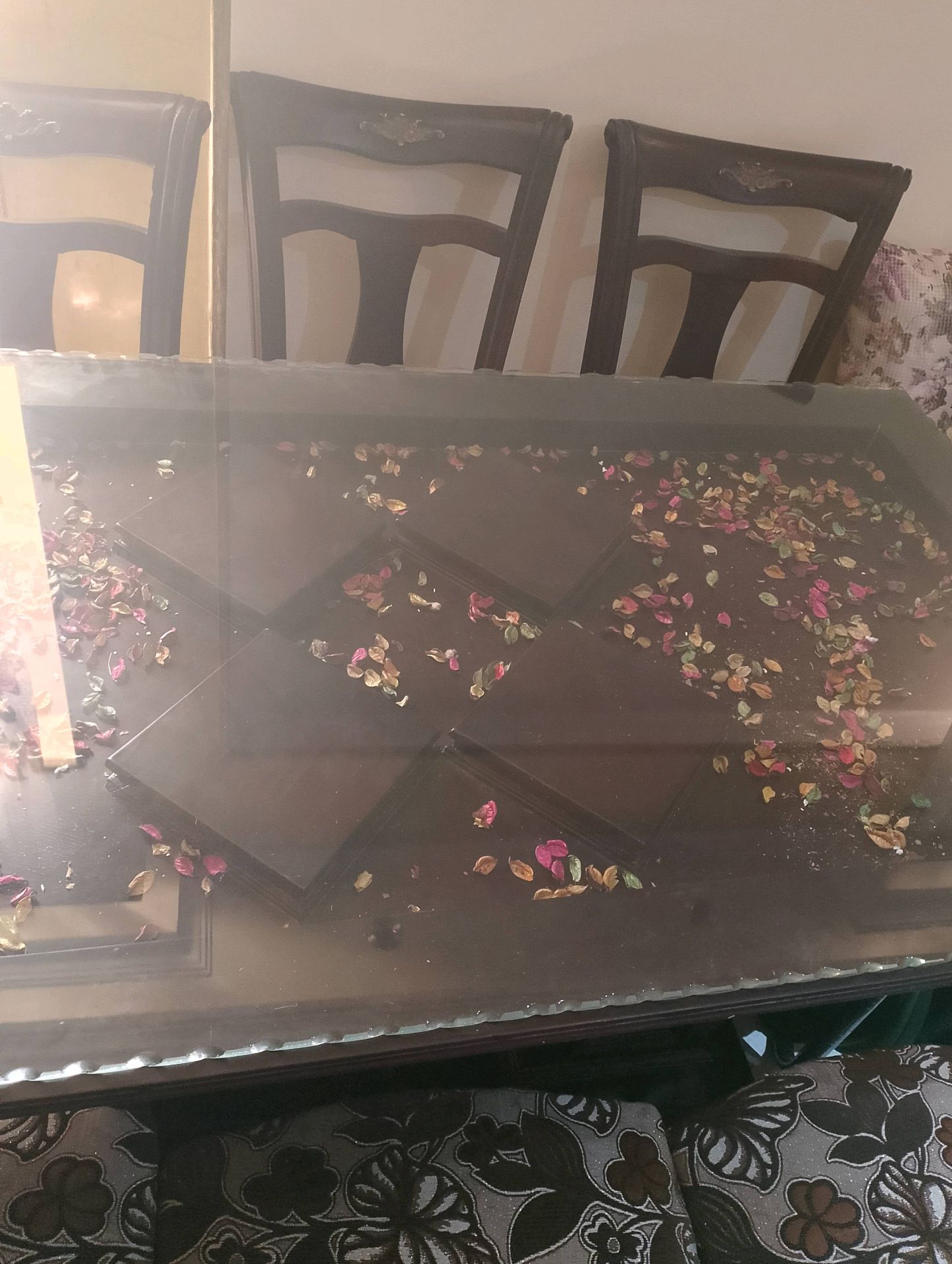 طاولة سوداء بزجاج شفاف
