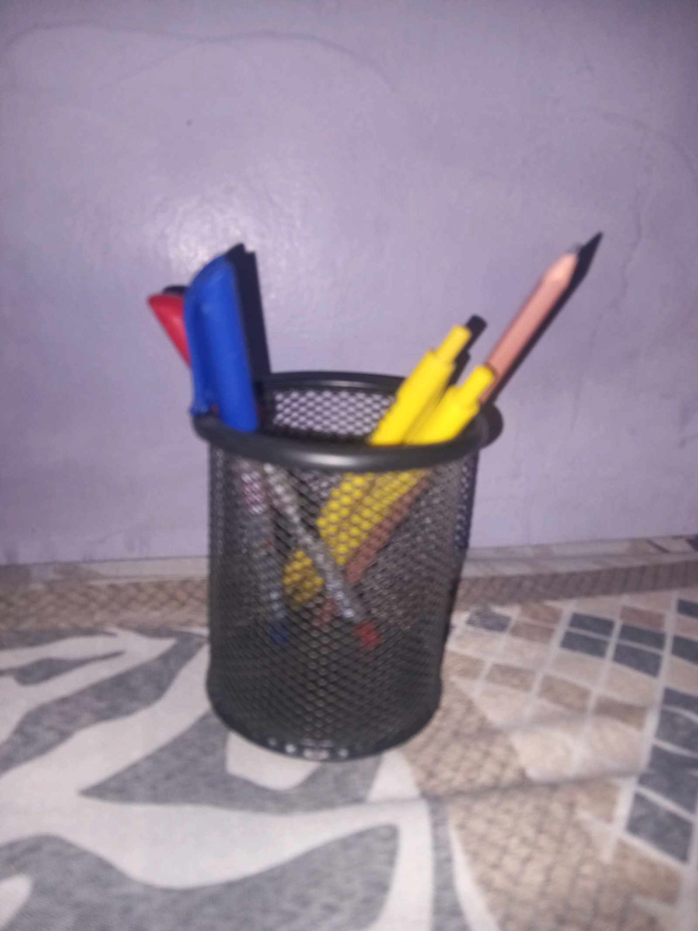 قلم ماركر وأدوات مكتب