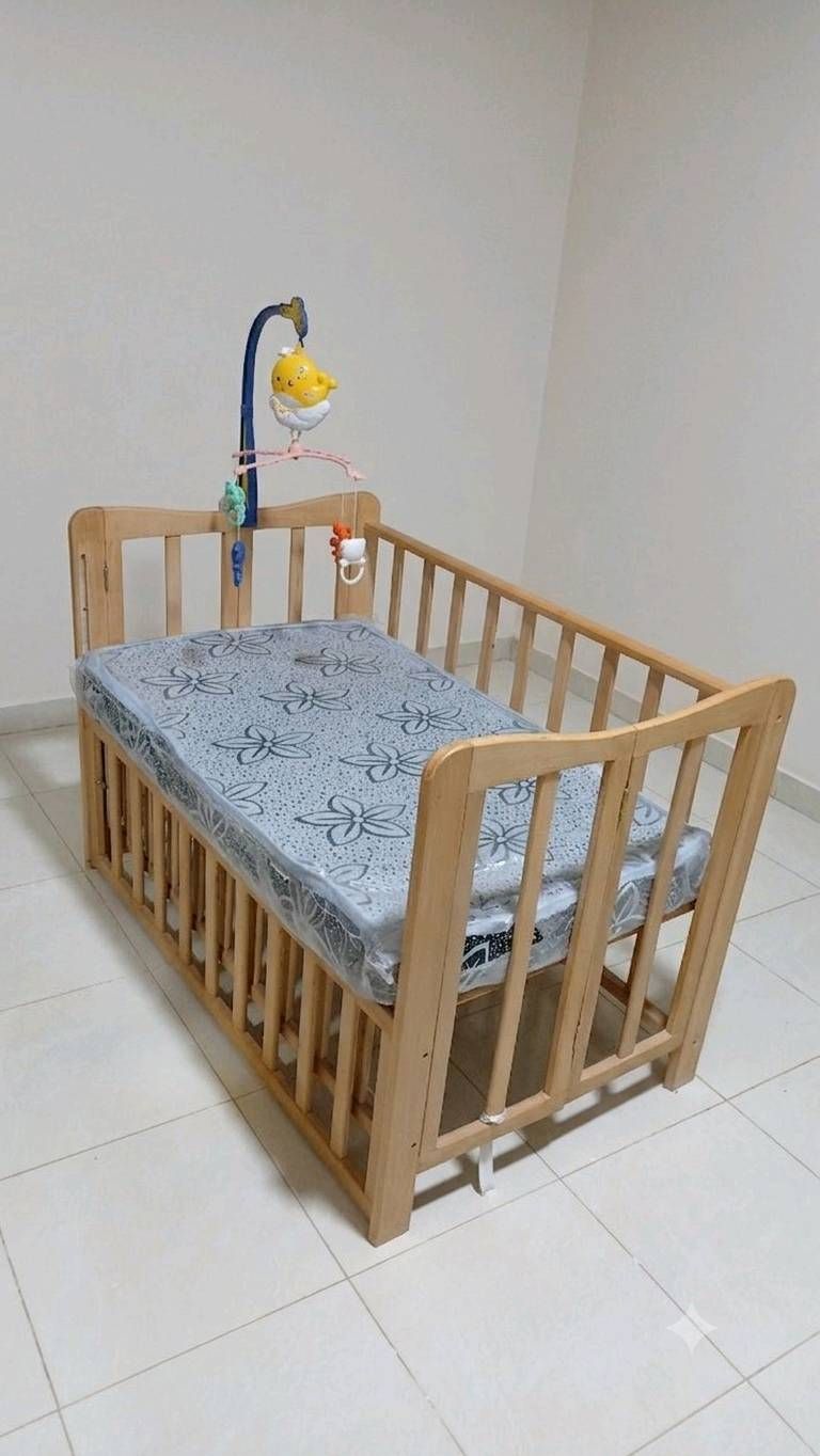 سرير أطفال خشبي مع لعبة