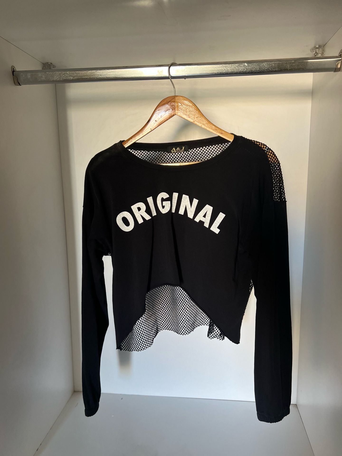 قميص أسود بشعار ORIGINAL