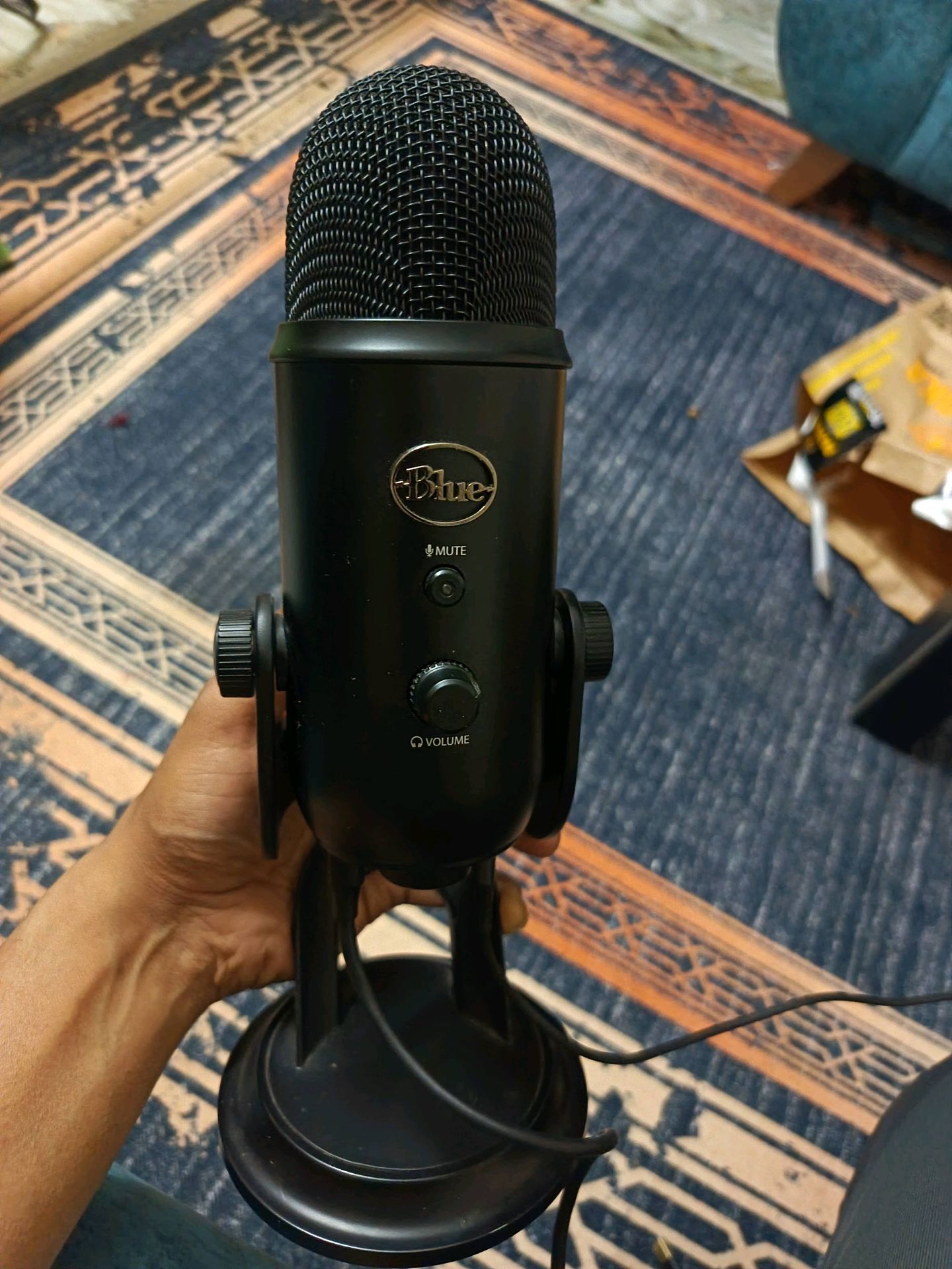 Blue Yeti microphone مايك بلو