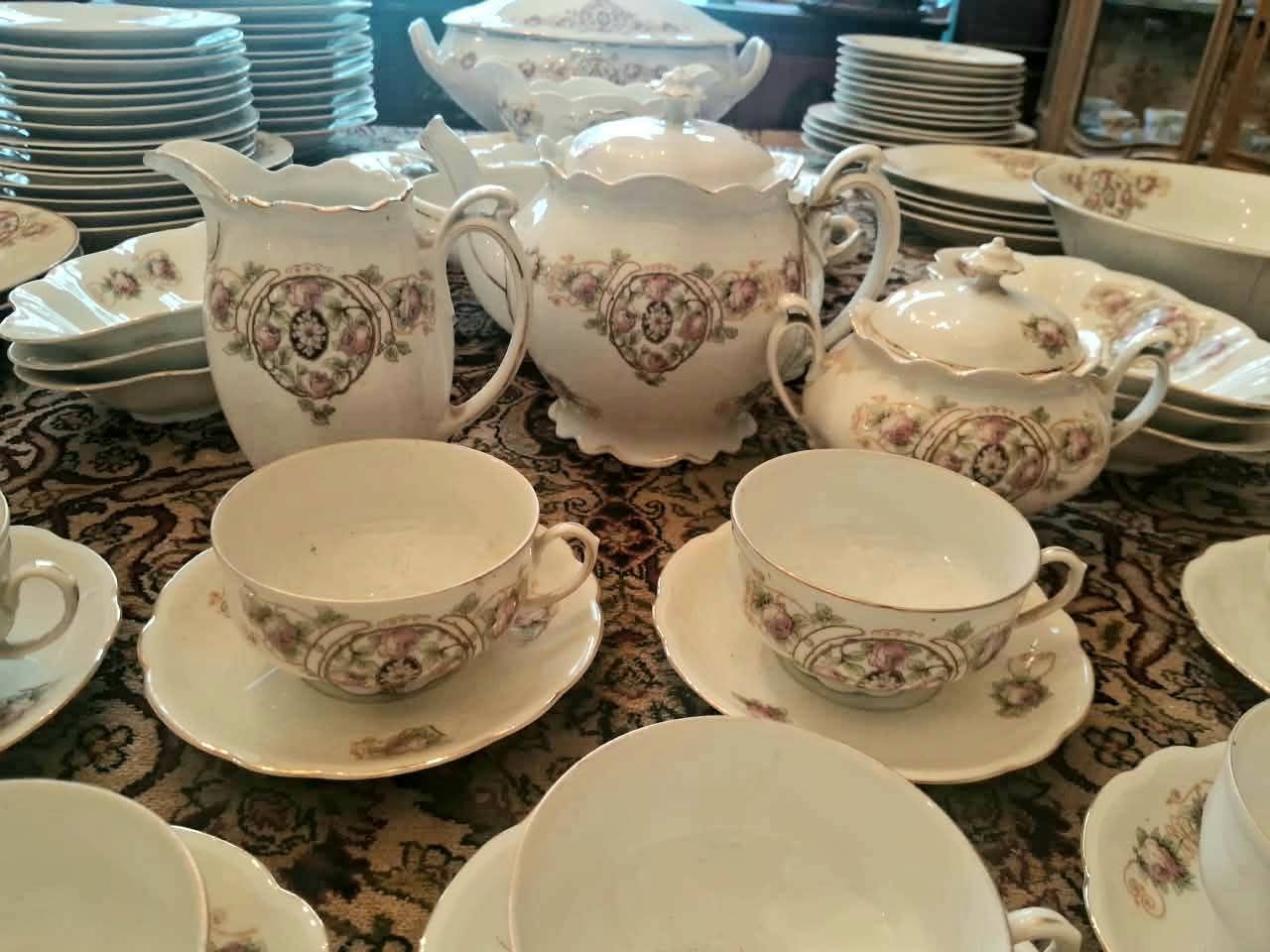 A CONTINENTAL PORCELAIN DINNER