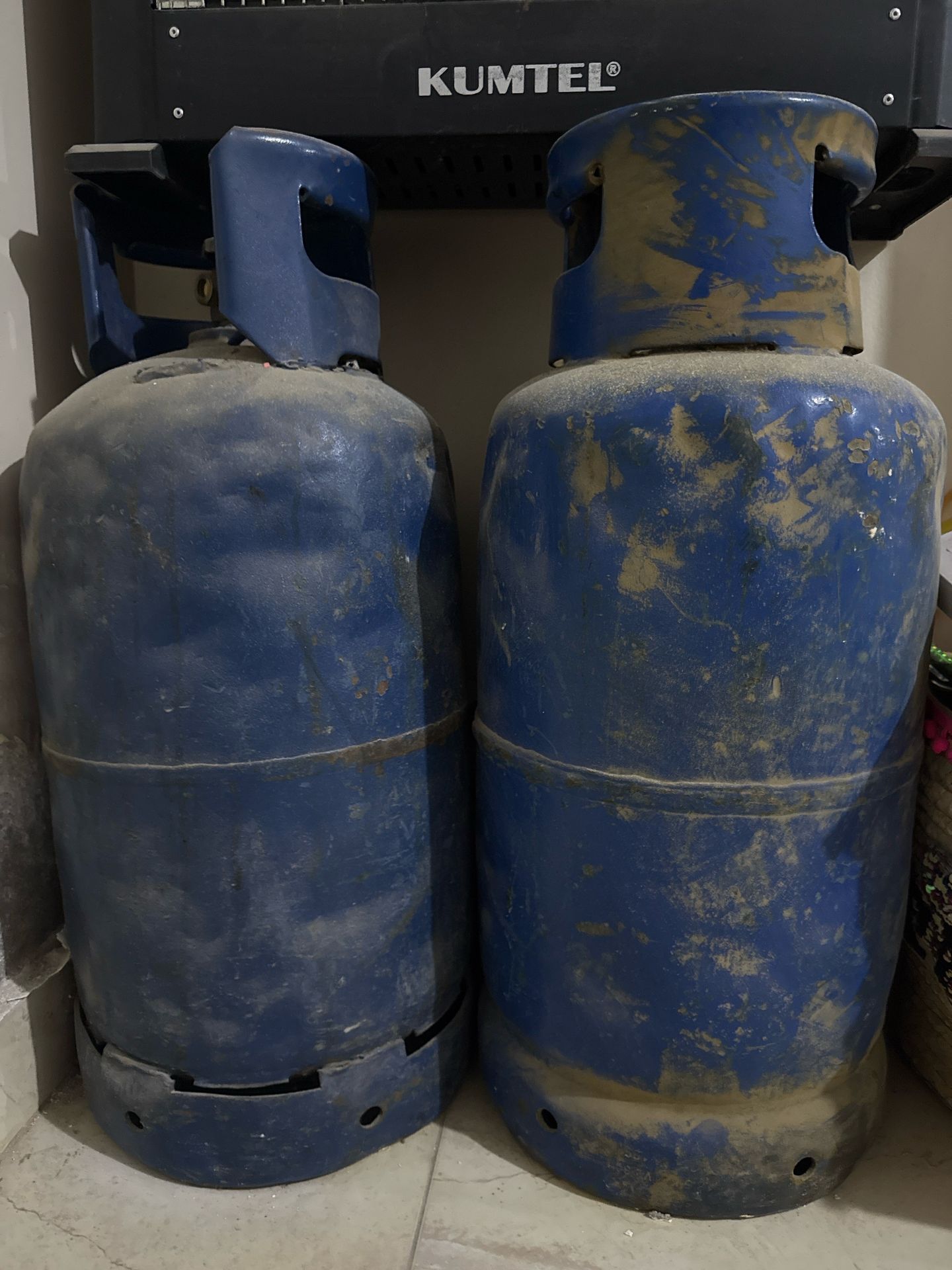 Gas cylinders pair (2x)
