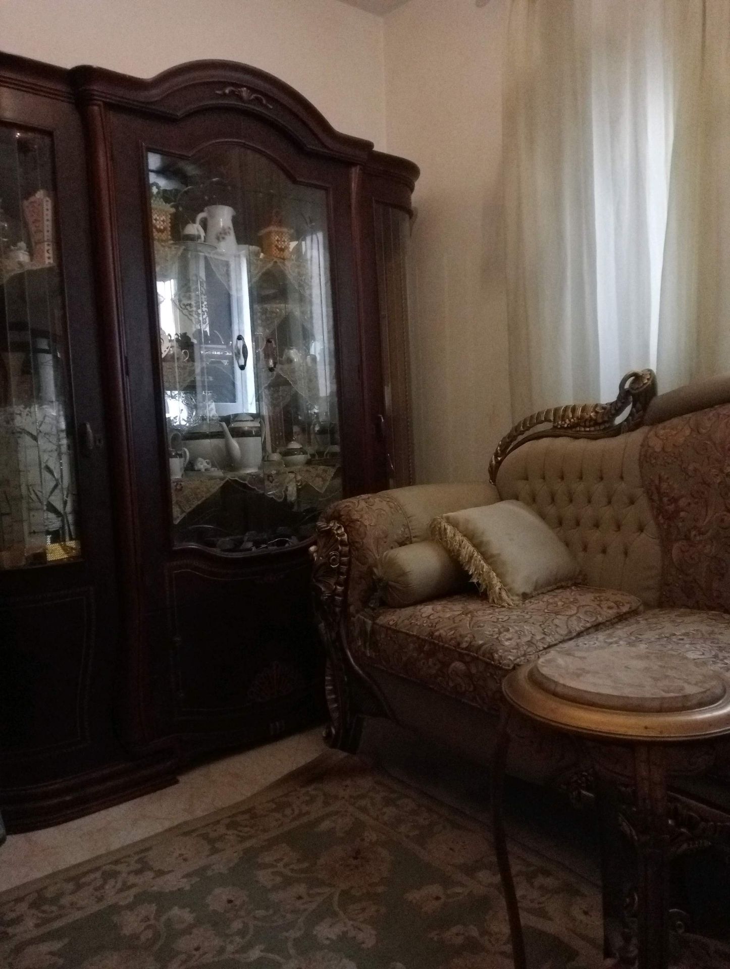 خزانة خشب بأبواب زجاجية
