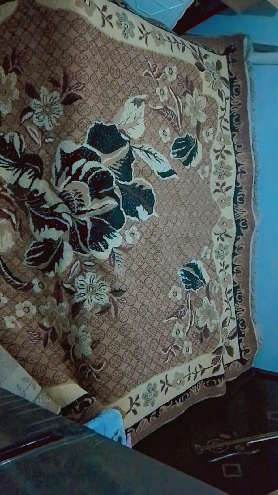 سجادة بنقش زهور ملونة