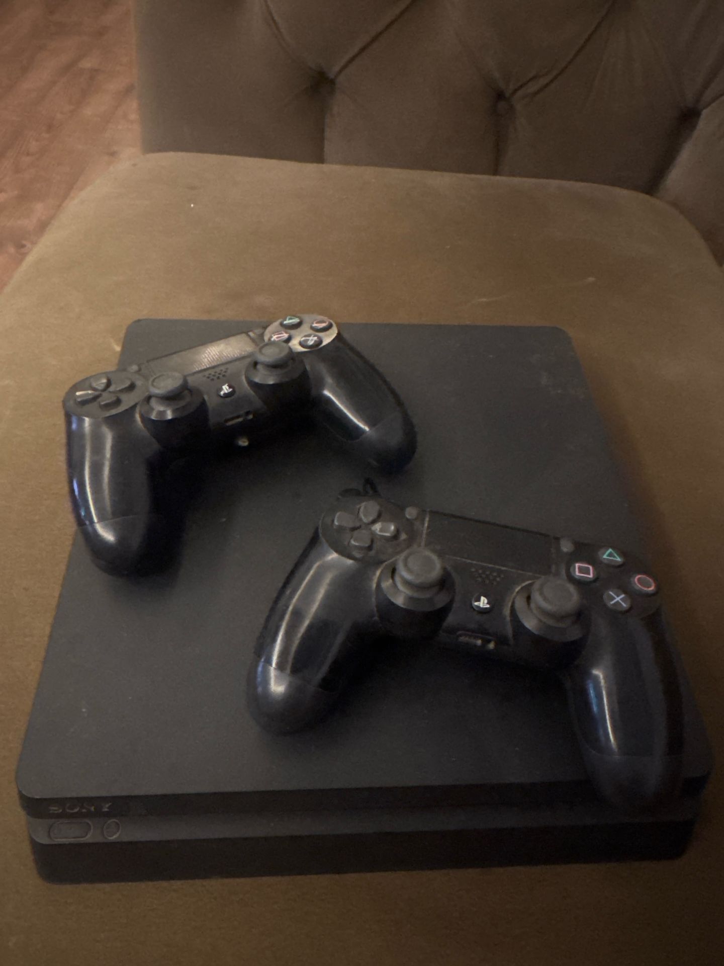 PlayStation 4 Console + 2 Controllers