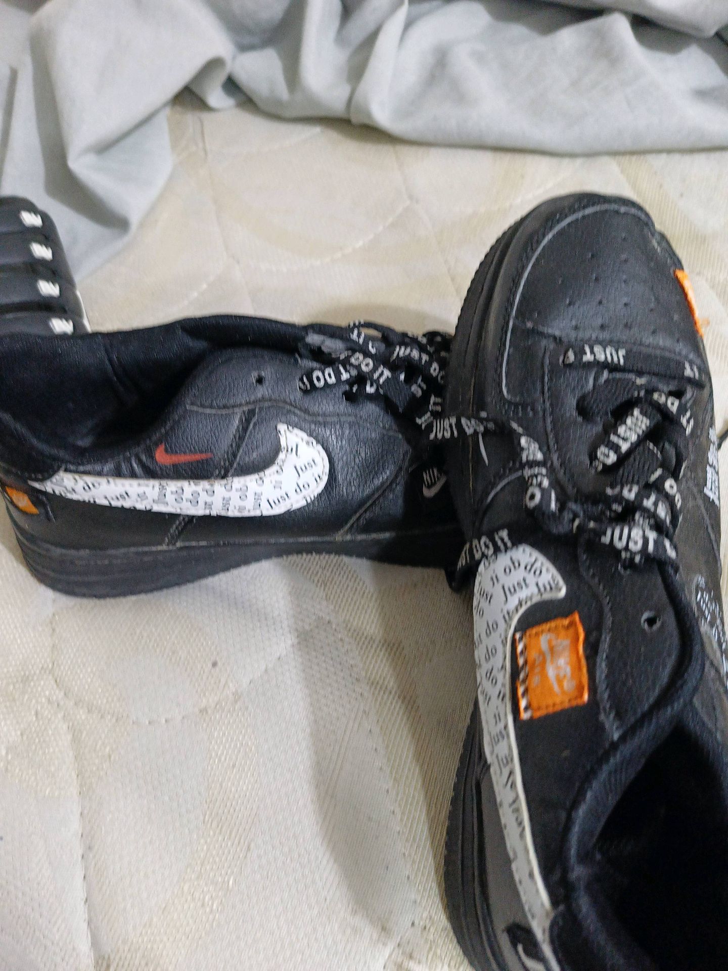 Nike Sneakers (أسود برتقالي)