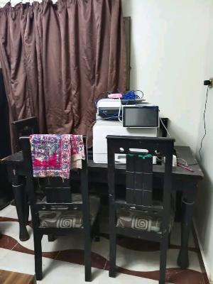 طاولة سوداء خشبية