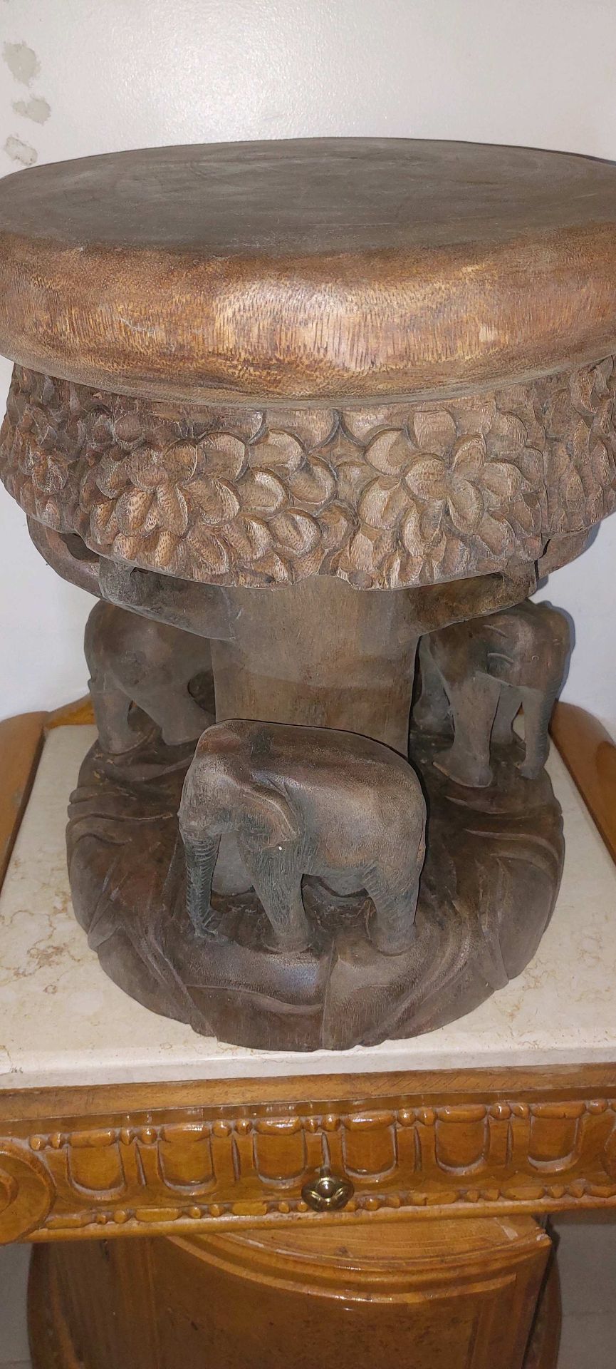 طاولة خشب منحوتة فيلة