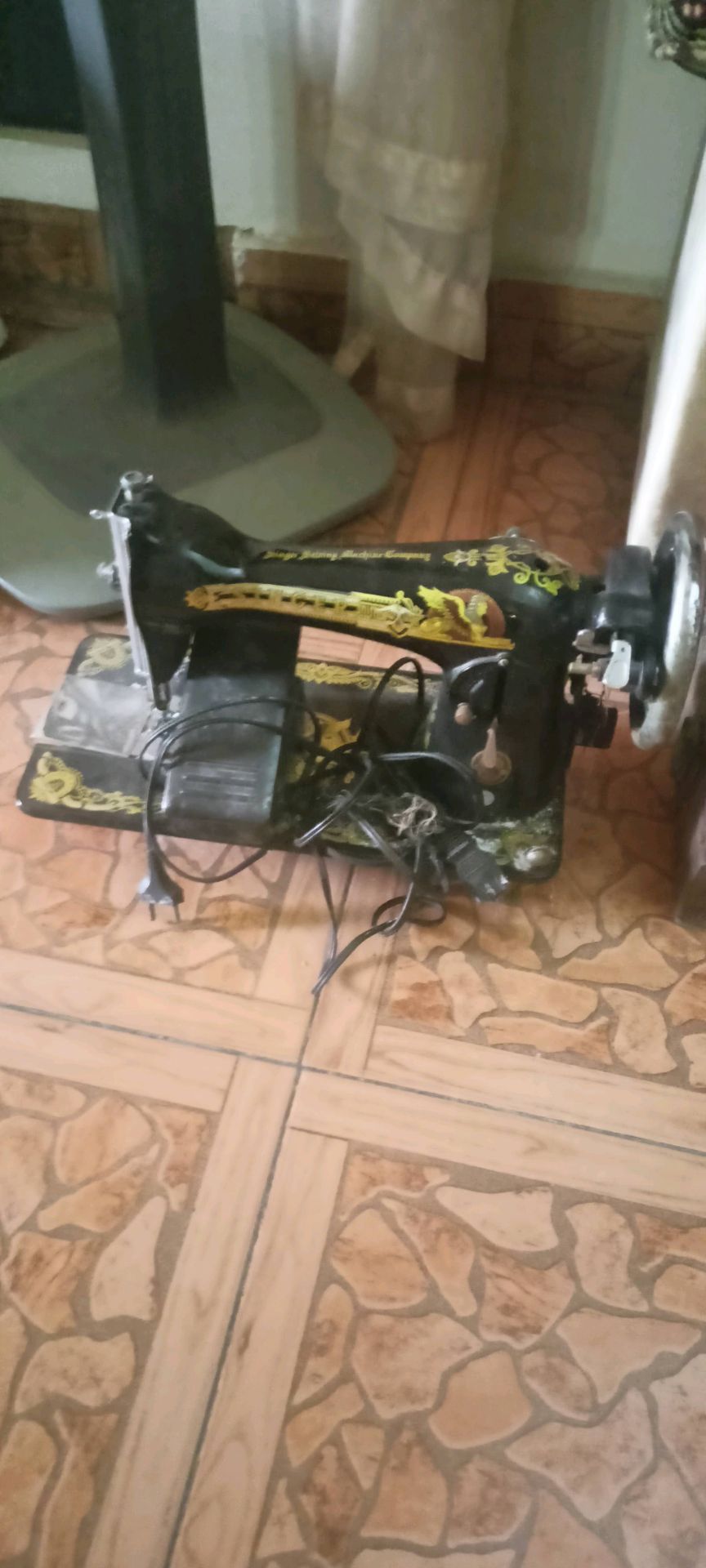 ماكينة خياطة            منضدة