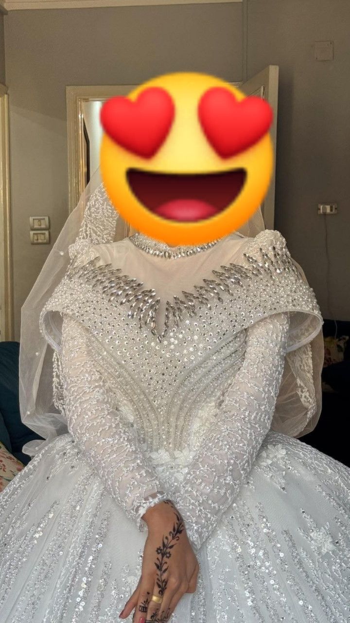 فستان زفاف فاخر مزين بالخرز