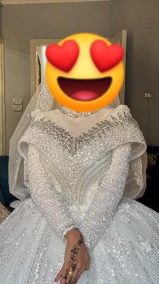 فستان زفاف فاخر مزين بالخرز