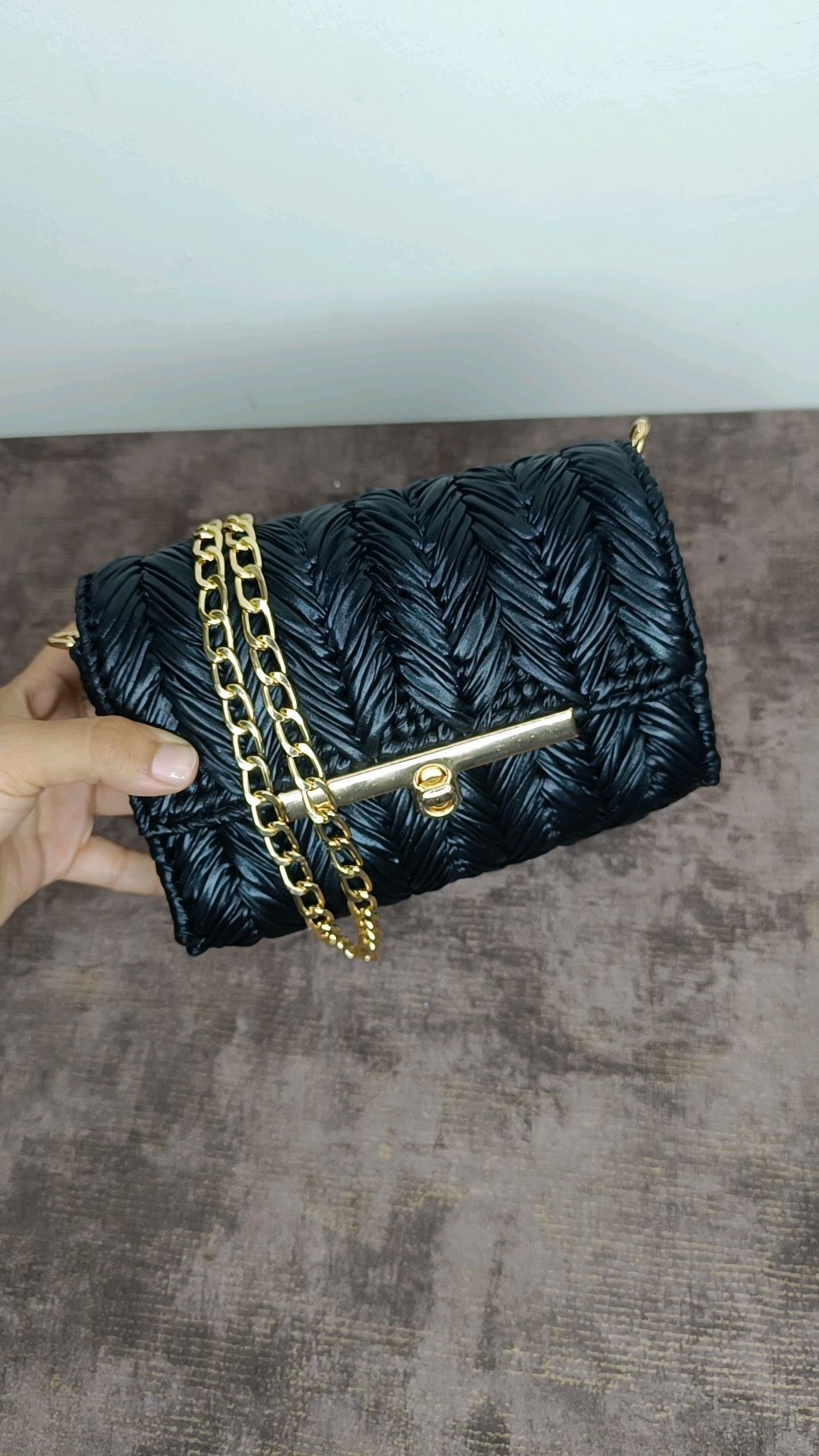 حقيبة سوداء بتصميم معين