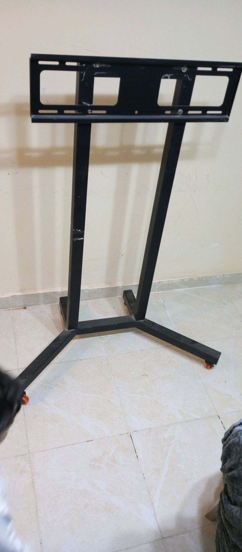 ستاند حامل شاشه متحرك بعجل حدي