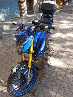 دراجة نارية زرقاء رياضية