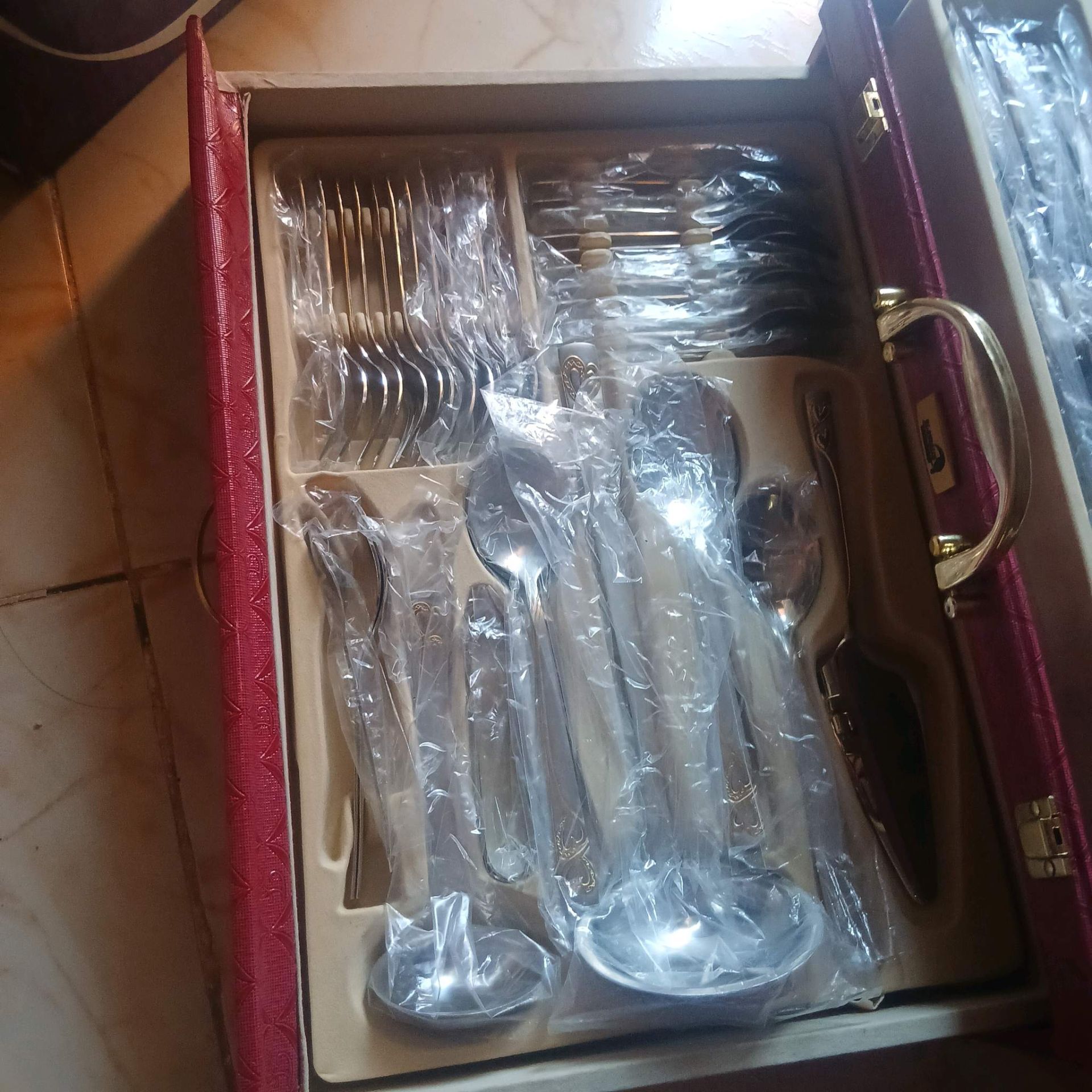 طقم أدوات تناول الطعام