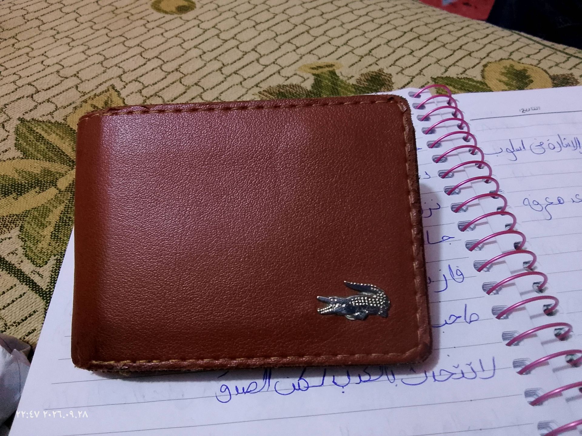 محفظة جلدية حمراء بشعار تمساح