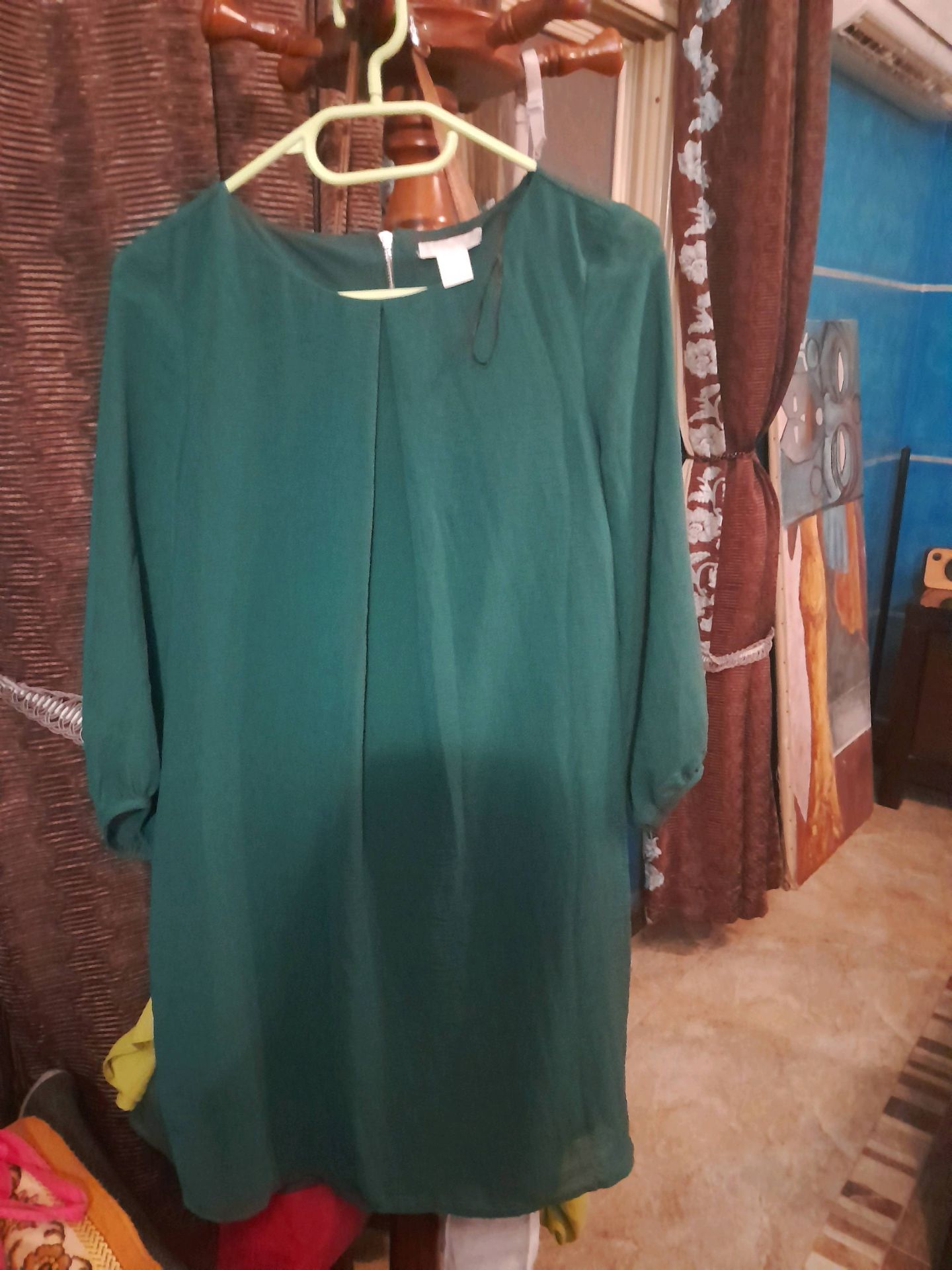فستان أخضر بأكمام طويلة