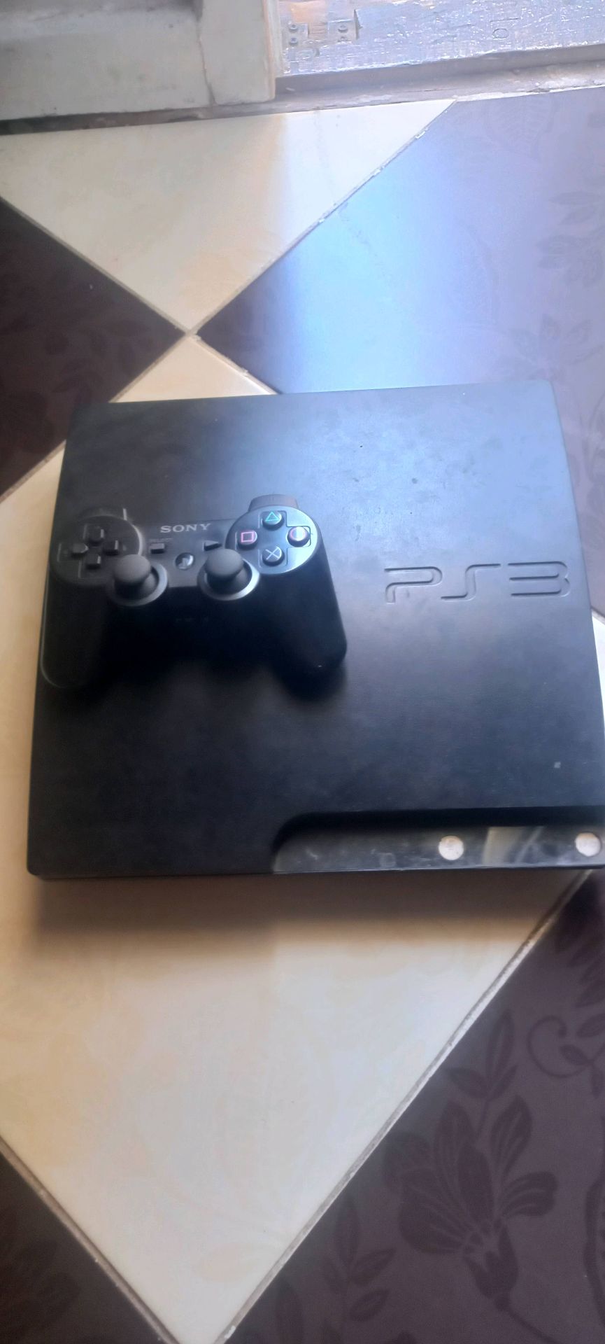 PlayStation 3 مع جهاز تحكم