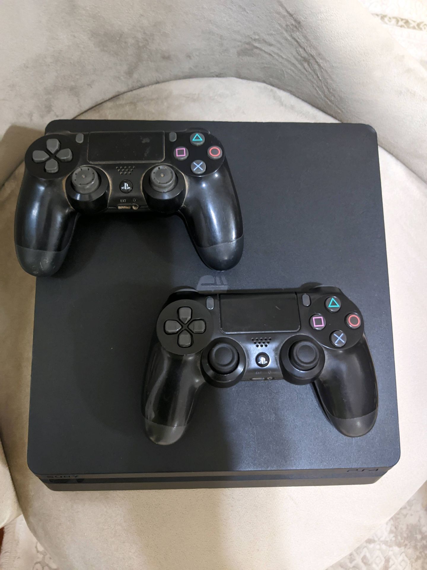 PlayStation 4 Console + 2 Controllers
