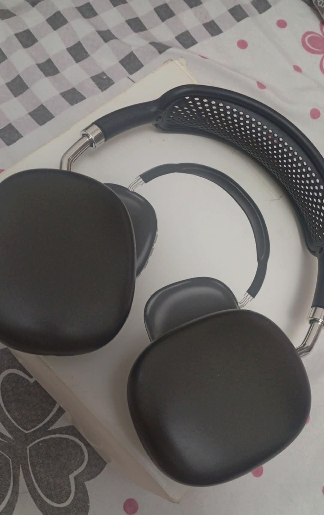 black headphones p9