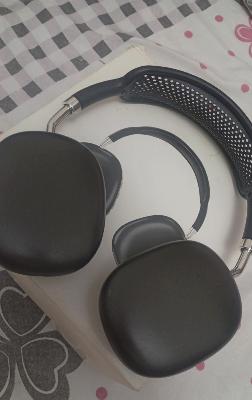black headphones p9