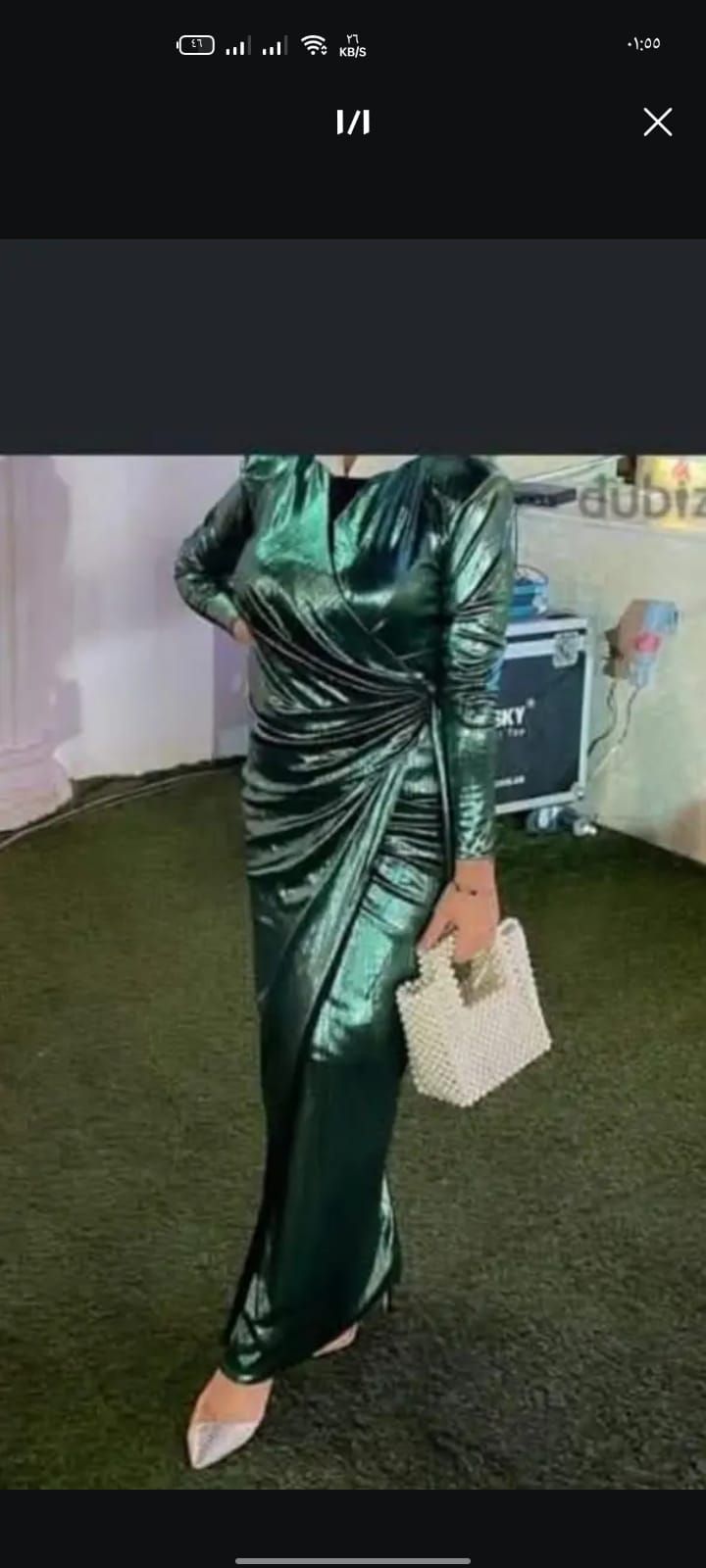 فستان أسود لامع